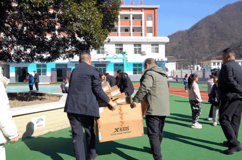 “心”起点 暖流计划——中科摩通爱心汇聚镇坪